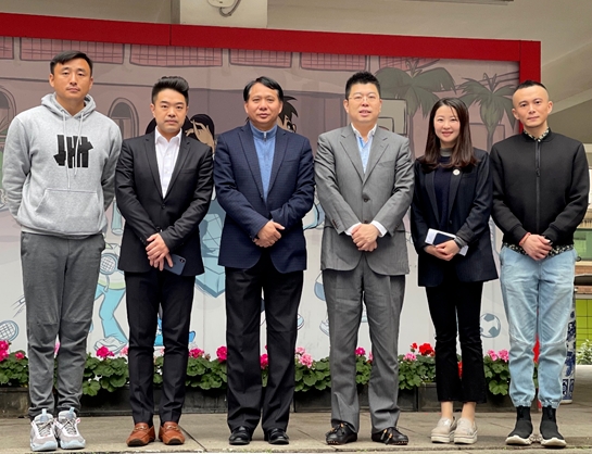 环球翔飞教育集团一行访问文来中学